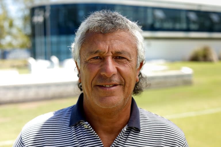 La felicidad de Pipo Gorosito, entrenador de Gimnasia y escolta del líder, Atlético Tucumán