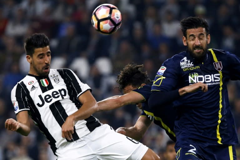 Juventus' Sami Khedira from Germany (L) fights for the ball with Chievo's defender Nicolas Federico Spolli (R) during their match on April 8, 2017 at the Juventus Stadium in Turin