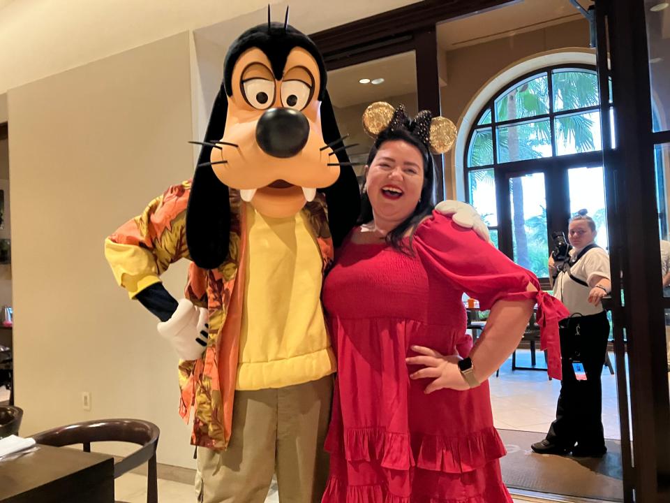 megan posing with goofy at ravello in the four seasons resort at disney world