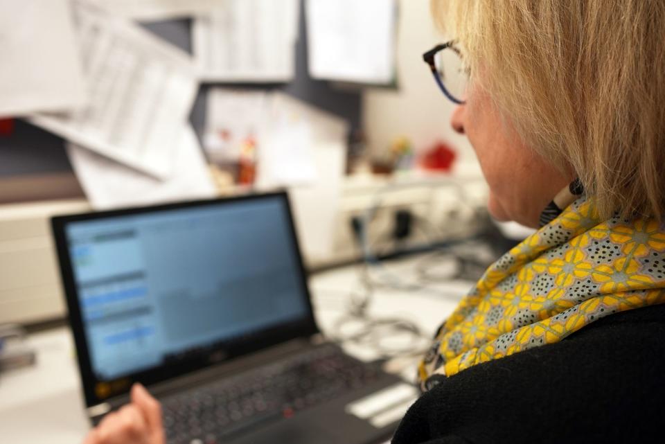 Menschen, die auf Laptops starren: die stellvertretende Schulleiterin der Heinrich-Schütz-Schule in Kassel, Catherine Enderlein. (Bild: ZDF/Felix Korfmann)