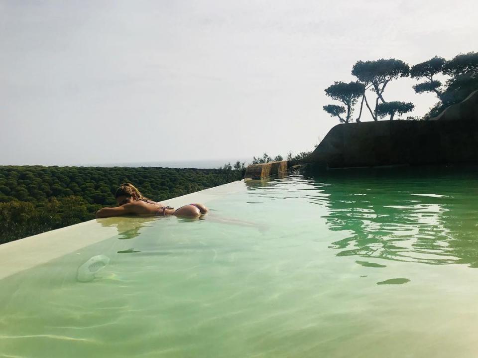 <p>La pareja celebró una pequeña luna de miel en la misma finca en la que tuvo lugar la ceremonia. Desde allí compartió Almudena esta imagen disfrutando de la piscina y de unas vistas impresionantes. (Foto: Instagram / <a rel="nofollow noopener" href="http://www.instagram.com/almunavalon/" target="_blank" data-ylk="slk:@almunavalon;elm:context_link;itc:0;sec:content-canvas" class="link ">@almunavalon</a>). </p>