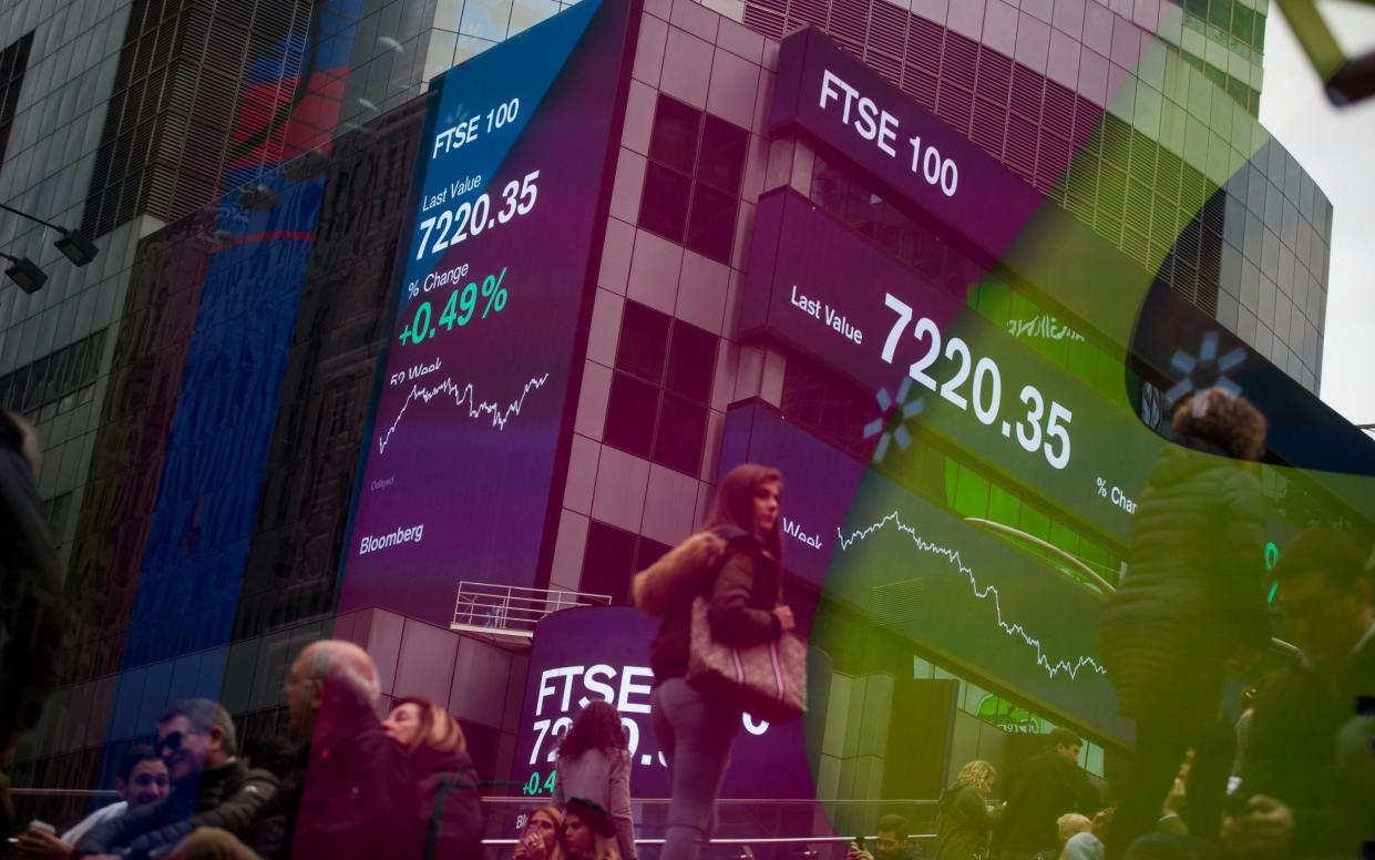 Monitors display FTSE 100 figures