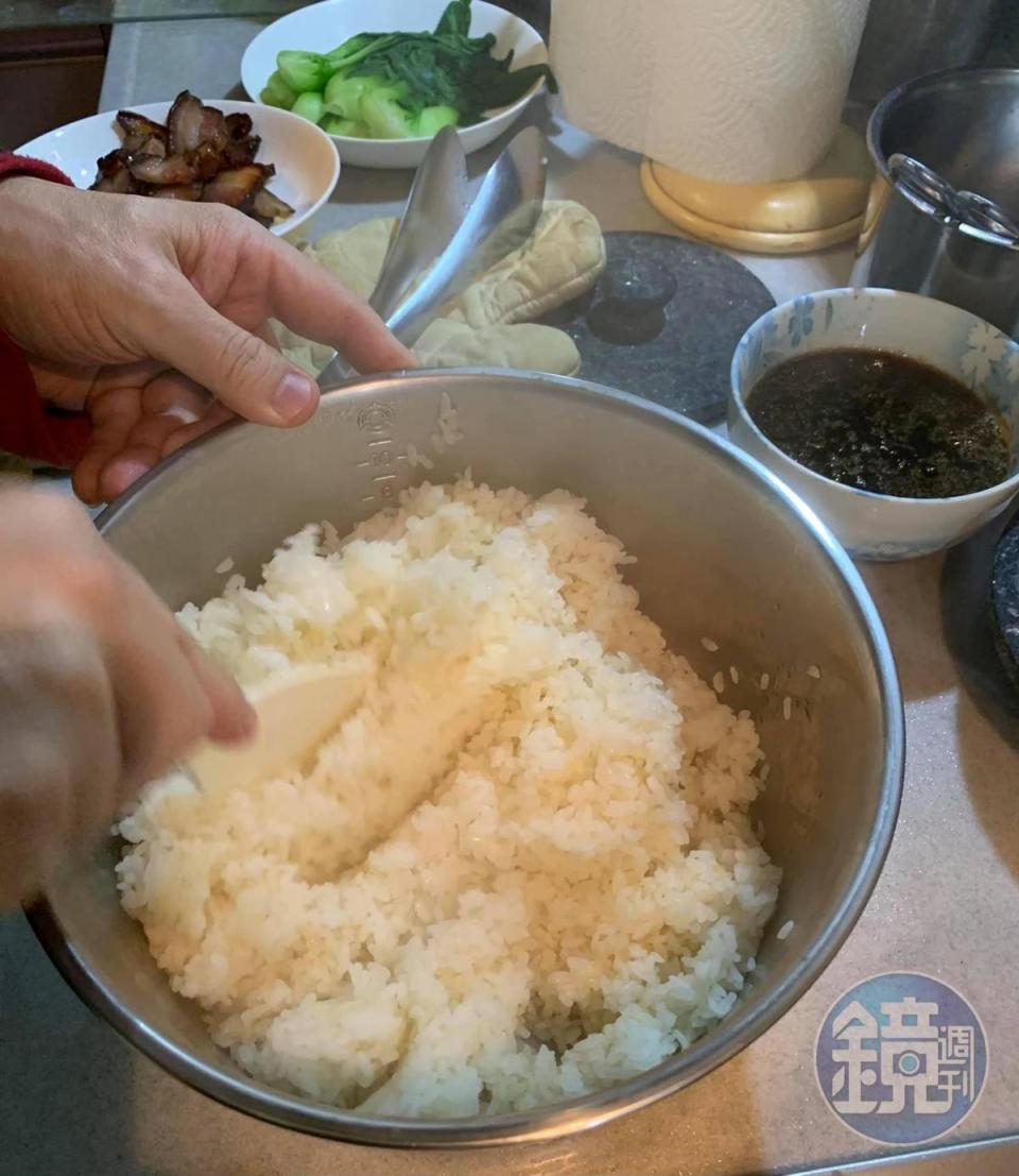 將蒸好的米飯充分拌勻。