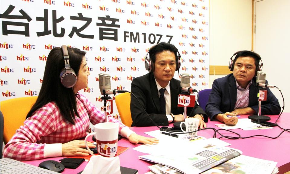 廣播節目主持人周玉蔻(左)，民進黨立委林俊憲(中)，民進黨立委莊瑞雄(右)。   圖：Hit Fm《周玉蔻嗆新聞》製作單位提供