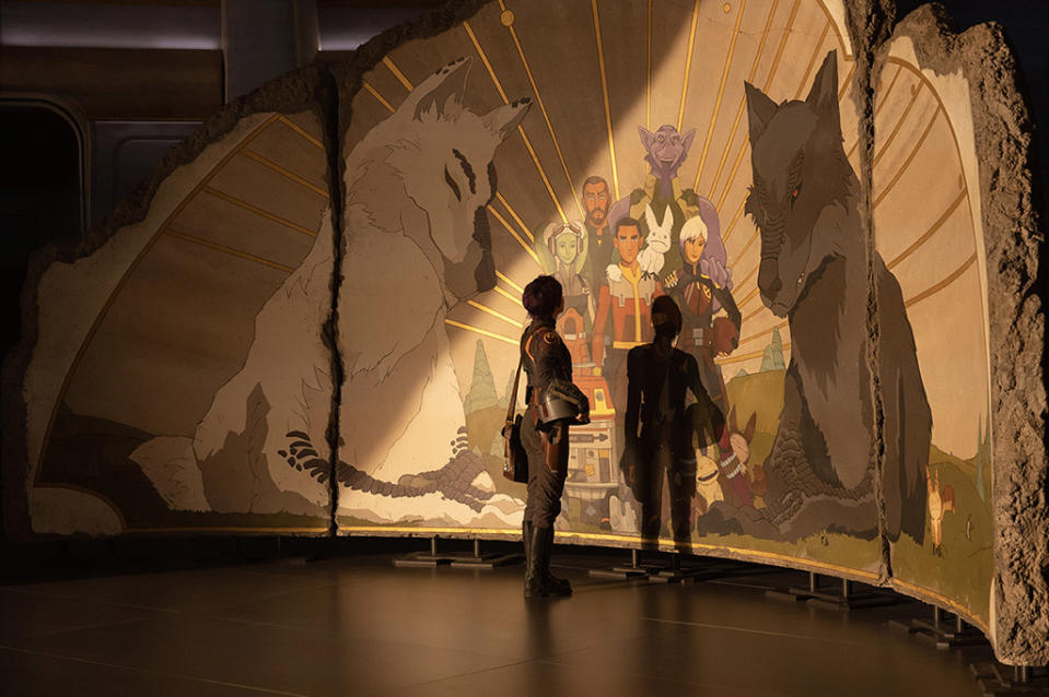 Sabine Wren (Natasha Liu Bordizzo) contemplando un mural en el planeta Lothar que le recuerda mucho unos monitos que vio en <em>Star Wars Rebels</em>. ©2022 Lucasfilm Ltd. & TM. All Rights Reserved.