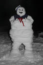 Hinter diesem Schneemann dürfte wohl ein "Ghostbusters"-Fan stecken: Zumindest sieht diese Schnee-Skulptur dem Marshmallow Man aus dem Science-Fiction-Klassiker zum Verwechseln ähnlich. (Bild-Copyright: spmm/Reddit)