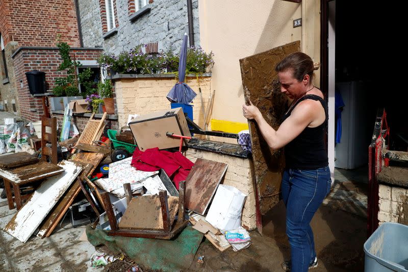 Una mujer trabaja para recuperar sus pertenencias luego de fuertes lluvias en Dinant