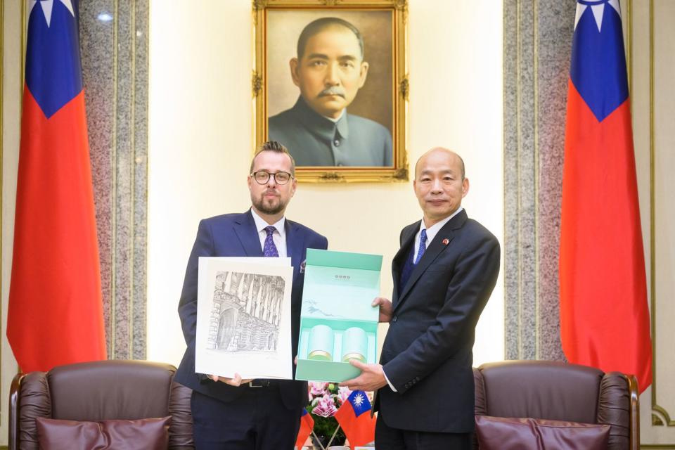 韓國瑜與Steinke互贈紀念品。（立法院提供）