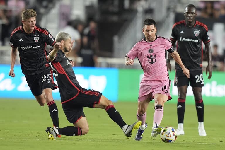 Lionel Messi encara ante la marca del polaco Mateusz Klich durante el partido entre Inter Miami y DC United, por la MLS