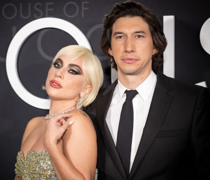 Lady Gaga y Adam Driver posando en el photocall de 'La casa Gucci'