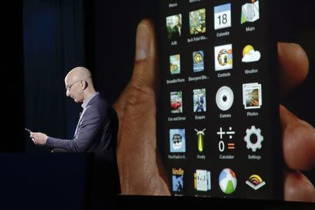 Amazon CEO Jeff Bezos shows off the 3D features of his company's new Fire smartphone at a news conference in Seattle, Washington June 18, 2014. REUTERS/Jason Redmond