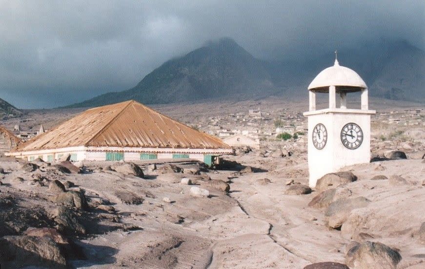Imágenes de una iglesia abandonada en Plymouth (antigua capital de Montserrat) que se hunde lentamente en el mar de cenizas dejado por el volcán en 1997. (Crédito imagen: Geoff Mackley).