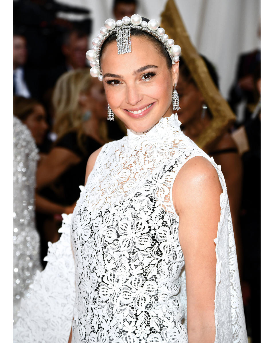 Gal Gadot donned Tiffany diamond earrings and a selection of rings on the red carpet. They are: Tiffany T two ring in 18k white gold with diamonds; Tiffany Victoria® alternating ring in platinum with diamonds; Tiffany Cobblestone band ring in platinum with diamonds and even a Pendant in platinum with a diamond of approximately 11 carats and diamonds.    