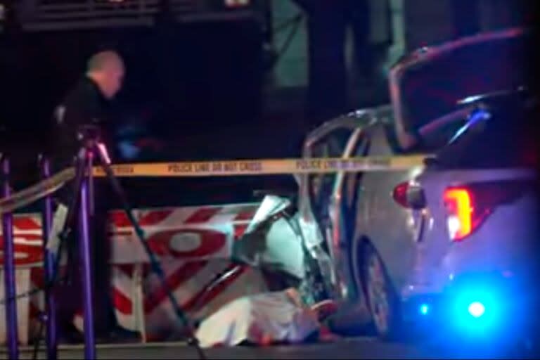 Un hombre murió después de conducir su automóvil a alta velocidad contra las puertas de la Casa Blanca