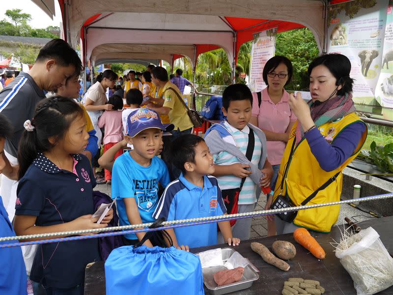 臺北市立動物園志工即日起至8月28日止開放報名，下圖為教育解說駐站。（圖／臺北市立動物園提供）