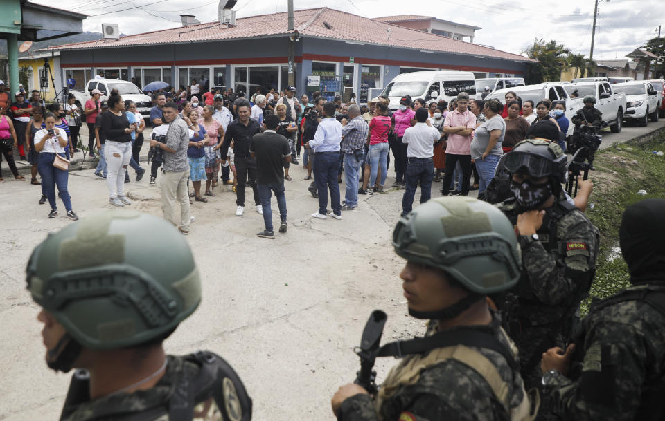 La policía resguarda la entrada de la cárcel de mujeres de Tamara, a las afueras de Tegucigalpa, Honduras, el martes 20 de junio de 2023. Un motín en el centro penitenciario de mujeres del noroeste de la capital hondureña dejó al menos 41 reclusas muertas, en su mayoría quemadas, afirmó un oficial de la Policía de Honduras. (AP Foto/Elmer Martínez)