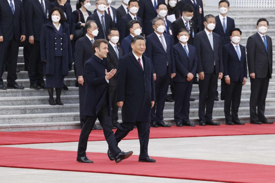 Der chinesische Präsident und sein französischer Amtskollege sprechen während der Begrüßung am Donnerstag (AFP/Getty)