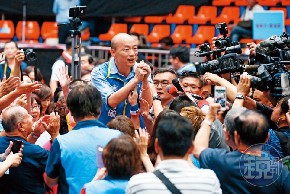 韓國瑜獲藍營提名參選總統後，飽受負面新聞纏身，面對黨內分裂危機，他只能四處求援。