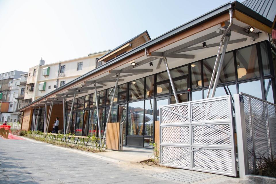 新竹市建華市民活動中心以「低碳永續」概念，打造北歐風木造玻璃屋。（圖/記者林照東翻攝）