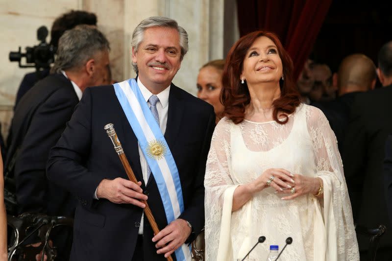 El presidente argentino, Alberto Fernández, sostiene el bastón presidencial, junto a su vicepresidenta, Cristina Fernández de Kirchner, en su ceremonia de toma de posesión en el Congreso Nacional, Buenos Aires.