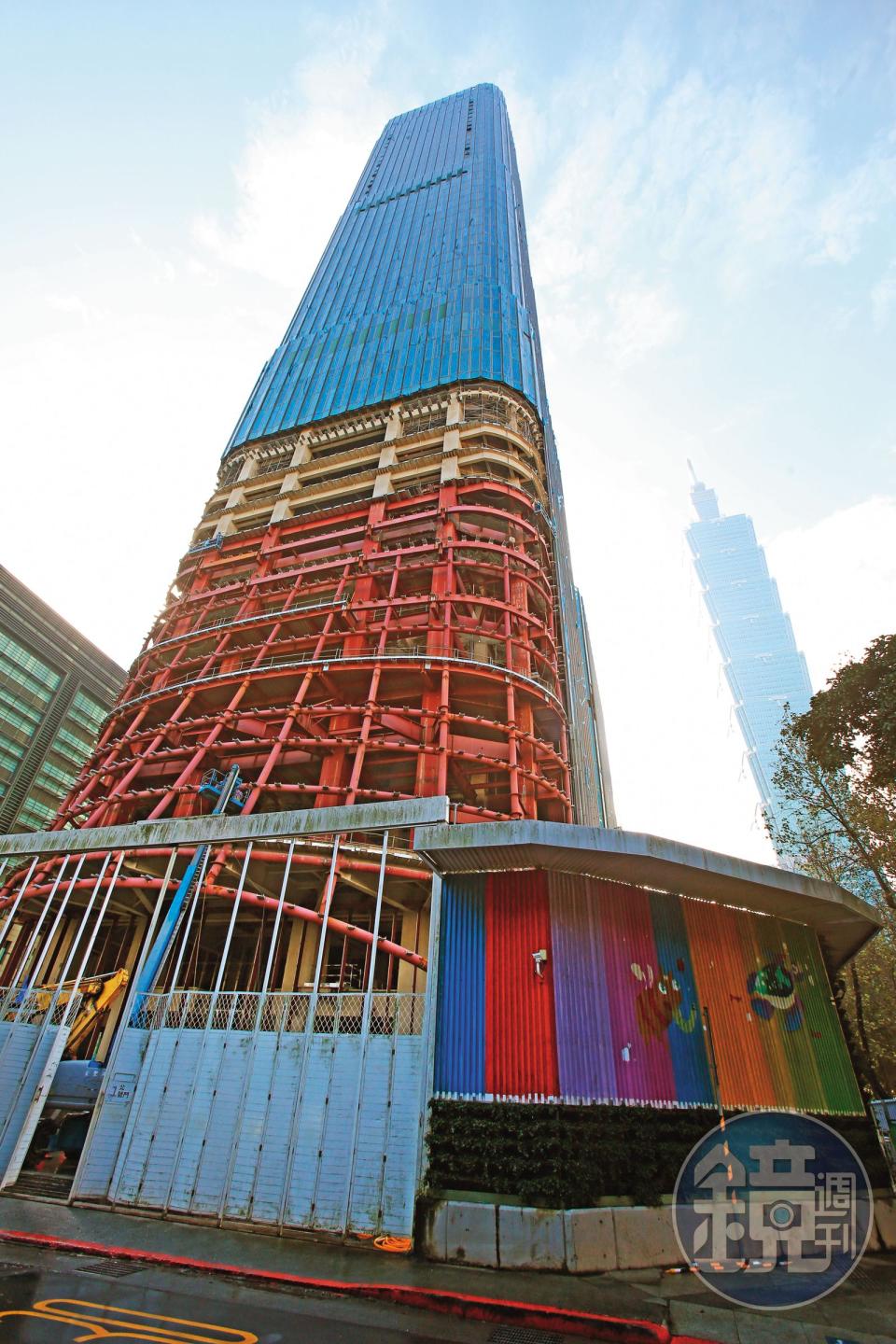 台北天空塔緊鄰台北101，將成為北市信義區第2高樓，預定年底風光開幕，成為新地標。