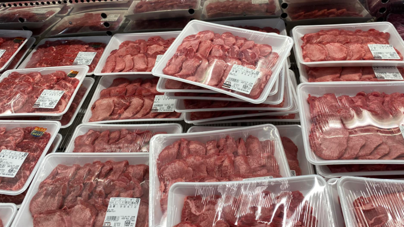 網友在發問網友在好市多及全聯買肉哪家比較划算。（翻攝臉書社團《Costco好市多 商品經驗老實說》）