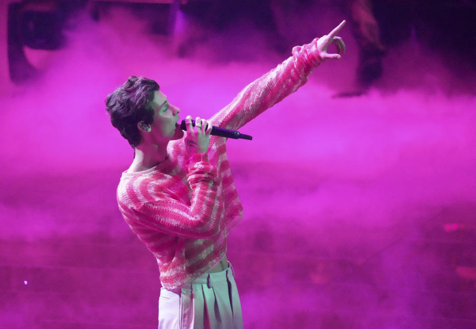 Shawn Mendes canta "Summer of Love" en la ceremonia de los Premios MTV a los Videos Musicales, el domingo 12 de septiembre de 2021 en el Barclays Center en Nueva York. (Foto por Charles Sykes/Invision/AP)