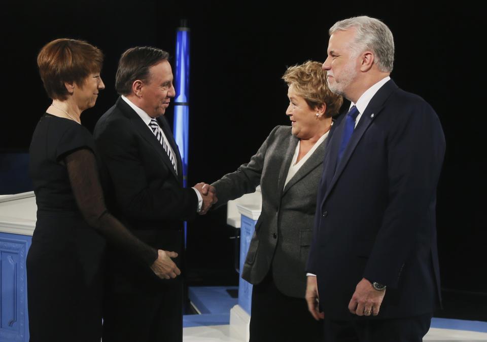 Leaders of Quebec's political parties shake hands prior to their debate in Montreal, March 20, 2014. From L-R Quebec Solidaire leader Francoise David, CAQ Leader Francois Legault, Parti Quebecois Pauline Marois and Liberal leader Philippe Couillard. Quebec's governing Parti Quebecois, whose ultimate goal is to take the province out of the Canadian federation, is falling behind in the runup to the April 7 provincial election, a poll on Tuesday showed, with the federalist vote solidifying around the opposition Liberals.. REUTERS/Christinne Muschi (CANADA - Tags: POLITICS ELECTIONS)