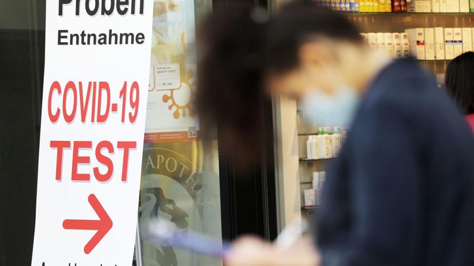 Eine Frau füllt vor einer Apotheke in Bonn ein Formular für einen Covid-19-Test aus. (Bild: dpa)