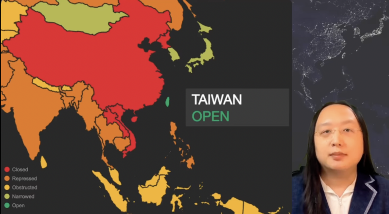 唐鳳出席美國民主高峰會，其中一張簡報顯示出地圖，因台灣與中國被標示成不一樣的顏色，在白宮的要求下這段畫面被剪輯只剩下聲音。（翻攝自唐鳳臉書）