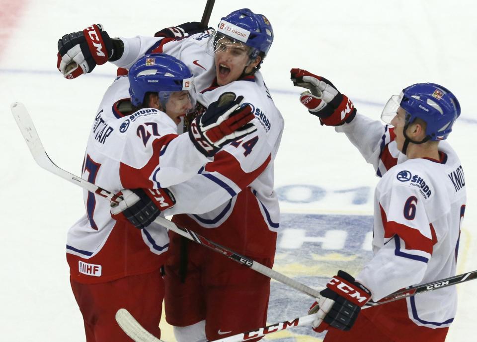 Czech Republic's Michal Plutnar (L) celebrates his goal against Canada with teammates Jakub Vrana and Ronald Knot during the second period of their IIHF World Junior Championship ice hockey game in Malmo, Sweden, December 28, 2013. REUTERS/Alexander Demianchuk (SWEDEN - Tags: SPORT ICE HOCKEY)