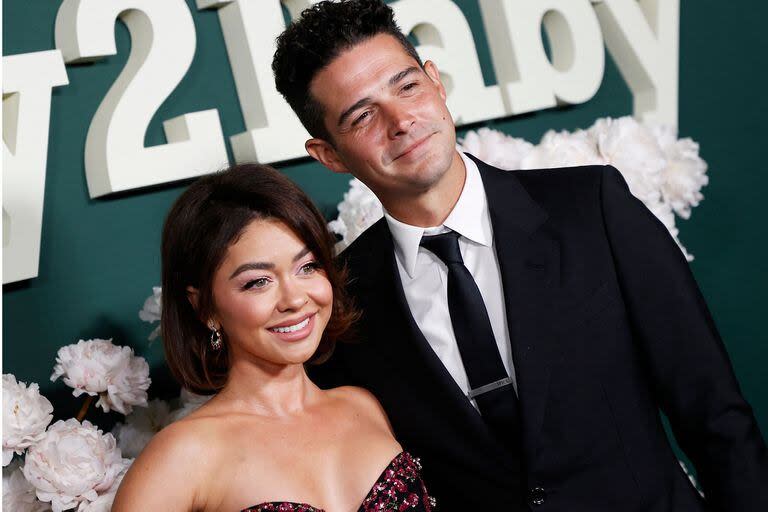 La actriz estadounidense Sarah Hyland fue a la gala benéfica junto a su marido, Wells Adams