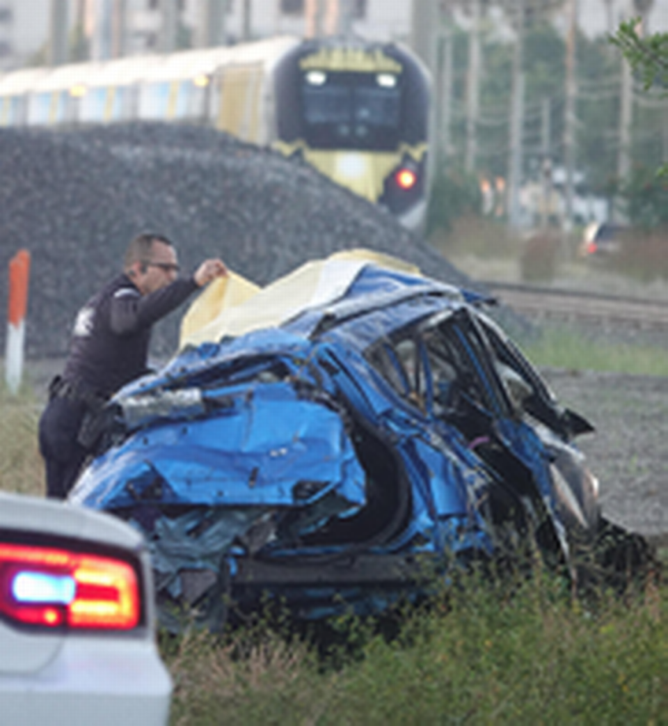 Investigadores de homicidios de tránsito de la Policía de Aventura estudian un accidente de tren de Brightline que dejó dos muertos, el jueves 30 de diciembre de 2021. Joe Cavaretta SOUTH FLORIDA SUN SENTINEL