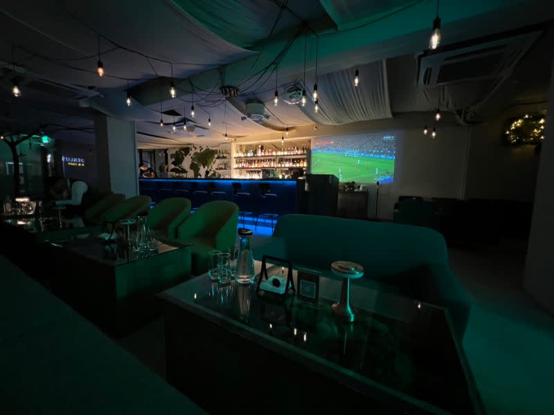 ▲世足期間，Wanderlust Bar &amp; Café有公共空間支援大螢幕播放球賽，也設有VIP包廂。（圖／品牌提供）