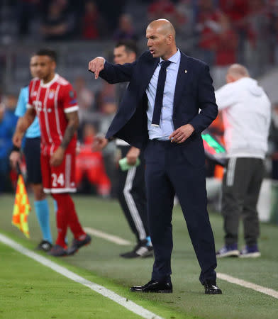 Soccer Football - Champions League Semi Final First Leg - Bayern Munich vs Real Madrid - Allianz Arena, Munich, Germany - April 25, 2018 Real Madrid coach Zinedine Zidane gestures REUTERS/Michael Dalder