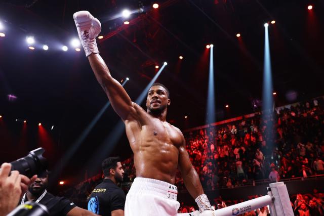 Welcome back, Big Lad! Heavyweight boxing finally returns to life - Yahoo  Sports