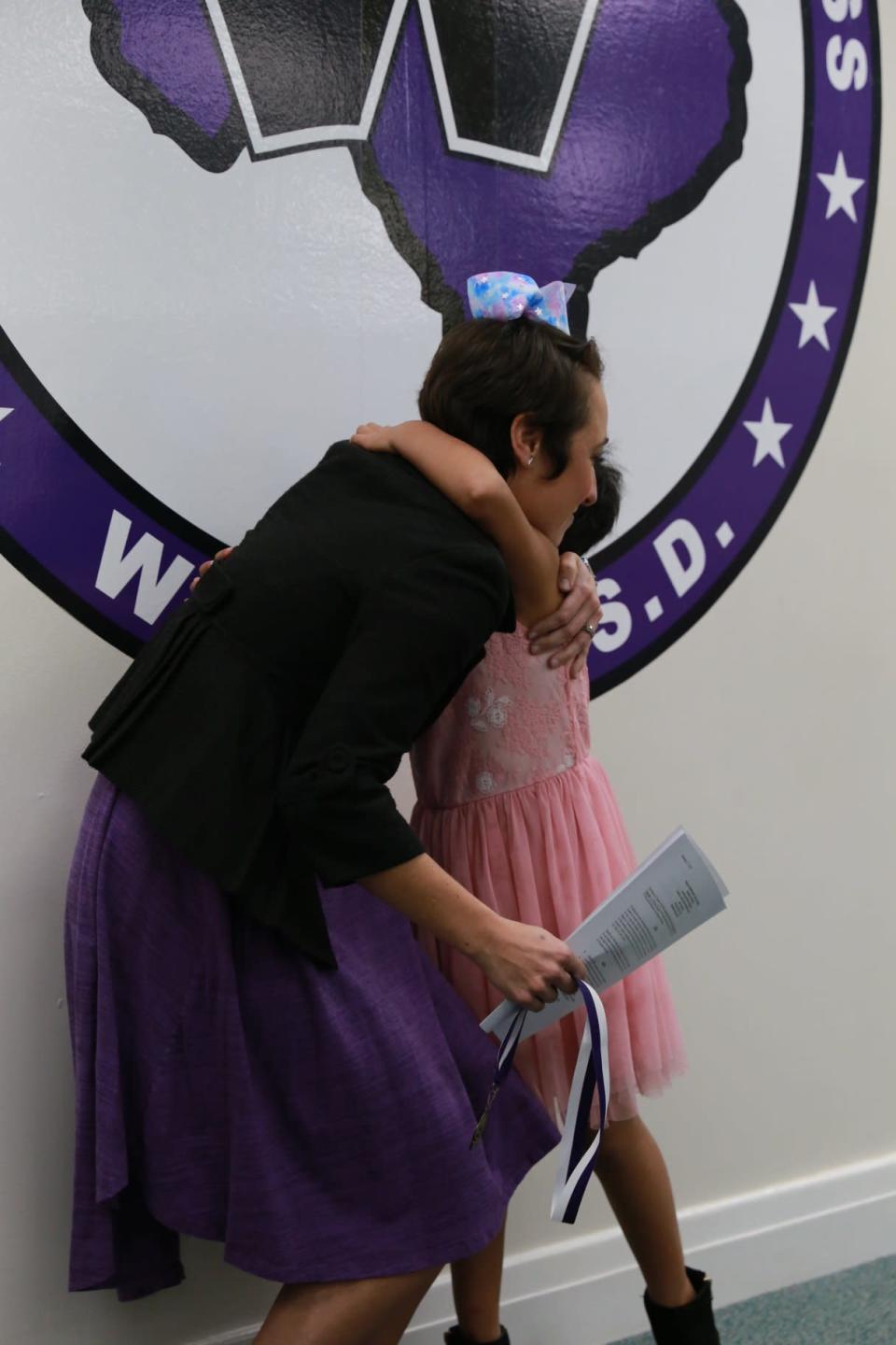 Texas teacher Shannon Grimm is a beauty role model for her kindergarten student Prisilla Perez. (Photo: Willis ISD)