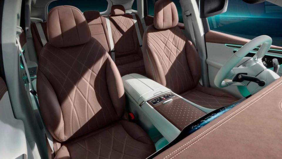 豐富的內裝配色與多元的材質運用，將建構出EQE SUV豪華舒適的科技座艙。(圖片來源/ M-Benz)