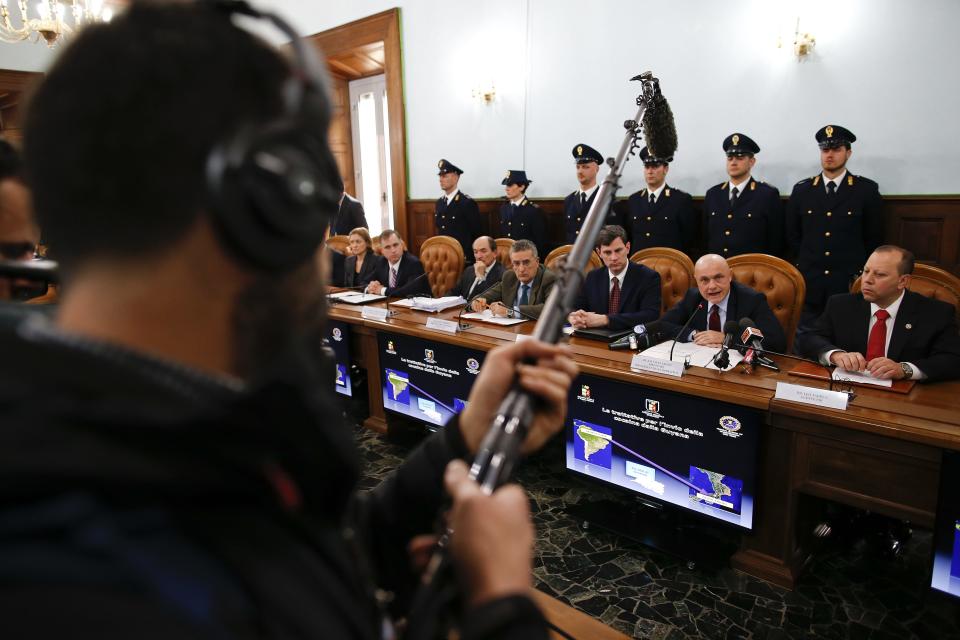 Director of the Italian S.C.O. (Central Operative System) Raffaele Grassi (2nd R) talks during a news conference with Italian and U.S. investigators in Rome February 11, 2014. Police said on Tuesday they had broken up a major organised crime operation between clans in Italy, Canada and the United States that conspired to smuggle huge amounts of drugs and weapons from South America to Italy. REUTERS/Tony Gentile (ITALY - Tags: CRIME LAW DRUGS SOCIETY)