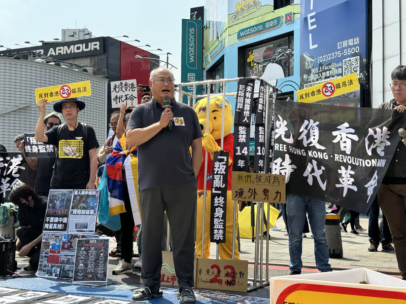 李明哲出席反23條集會 聲援香港 人權工作者李明哲23日出席反23條集會時強調，中國 從未依法治港，並以國家安全凌駕一切法律。 中央社記者吳柏緯攝 113年3月23日 