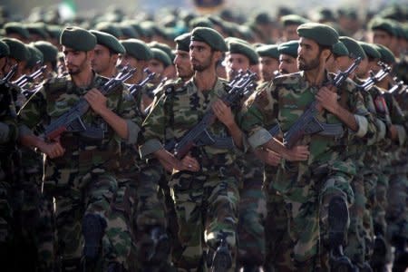 FILE PHOTO: Members of Iran's Revolutionary Guards march during a military parade to commemorate the 1980-88 Iran-Iraq war in Tehran September 22, 2007. REUTERS/Morteza Nikoubazl/File Photo