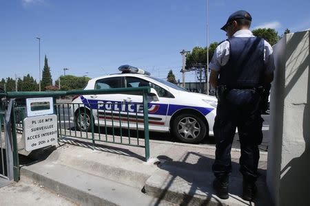 A French policeman secures the closed stairway which descends to a tunnel which gives access to the beach called "La Mirandole" and is located below the seafront villa owned by the king of Saudi Arabia in Vallauris Golfe-Juan, France, July 25, 2015. REUTERS/Jean-Paul Pelissier