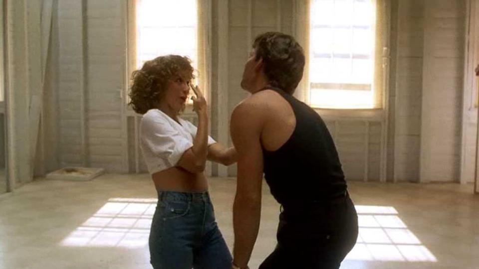 Die "Lover Boy"-Szene war ebenfalls frei improvisiert. Jennifer Grey und Patrick Swayze alberten vor Drehbeginn miteinander auf dem Boden des Tanzsaals herum, was Regisseur Emile Ardolino so gut gefiel, dass er die Szene in den Film aufnahm. (Bild: Concorde Home Entertainment)