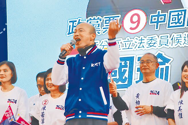 國民黨「南台灣的怒吼」高雄團結勝利大會湧入上萬支持者，國民黨不分區立委候選人韓國瑜也到場助選。（洪浩軒攝）