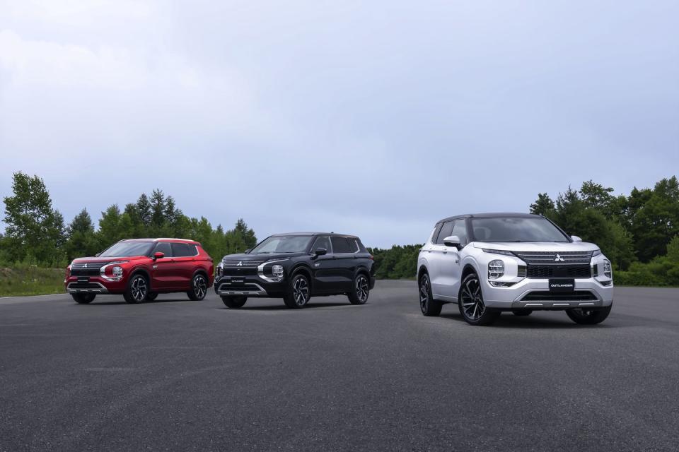 View Photos of the 2023 Mitsubishi Outlander Plug-In Hybrid