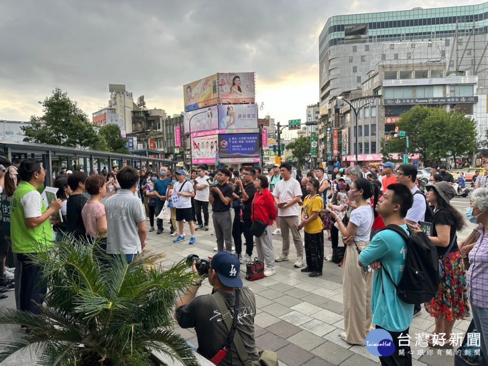 新竹車站前和民眾共同進行街頭民主課