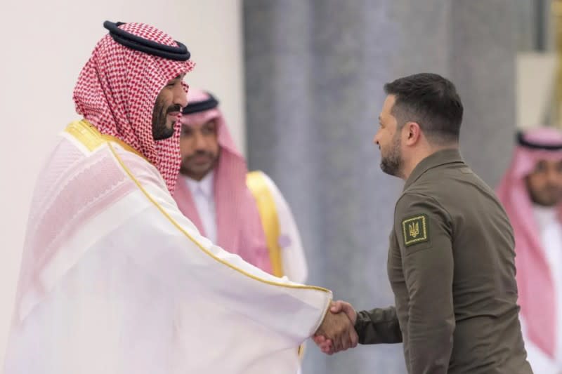 <cite>2023年5月19日，沙烏地王儲穆罕默德在阿拉伯峰會期間會晤烏克蘭總統哲連斯基。（美聯社）</cite>