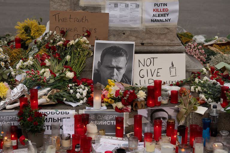 Imagen de archivo de flores y velas depositadas en recuerdo al opositor ruso Alexei Navalni. 