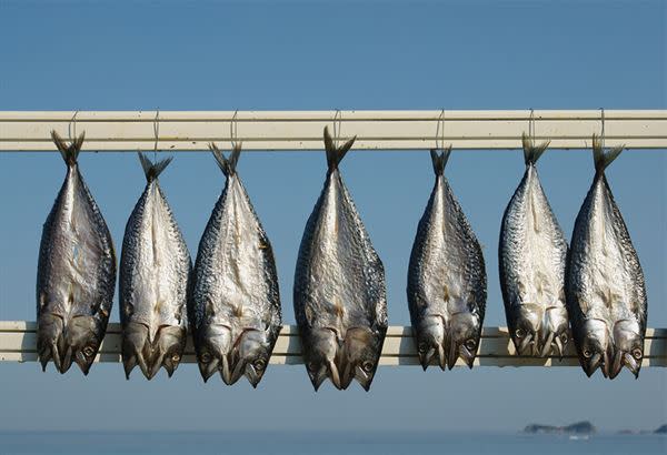 喜歡經常吃「鹽醃類食物」，例如：鹹魚、鹹肉的人要特別注意，可能增加罹患鼻咽癌風險。