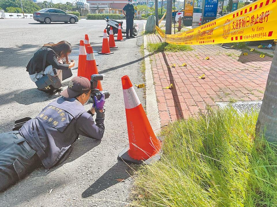 南市區漁會理事長林士傑8日清晨在台南市住處門前被開槍伏擊身亡，專案小組在現場採證。（洪榮志攝）